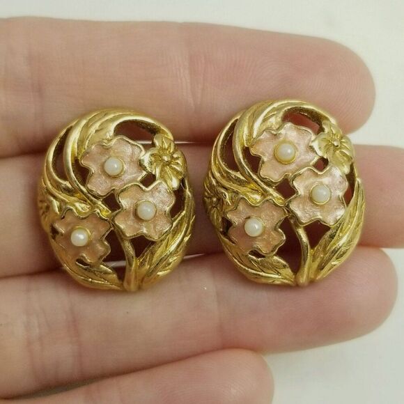 Vintage Pink Enamel and Gold Tone Oval Flower Stud Earrings, Retro 80s 90s Style - Picture 6 of 6